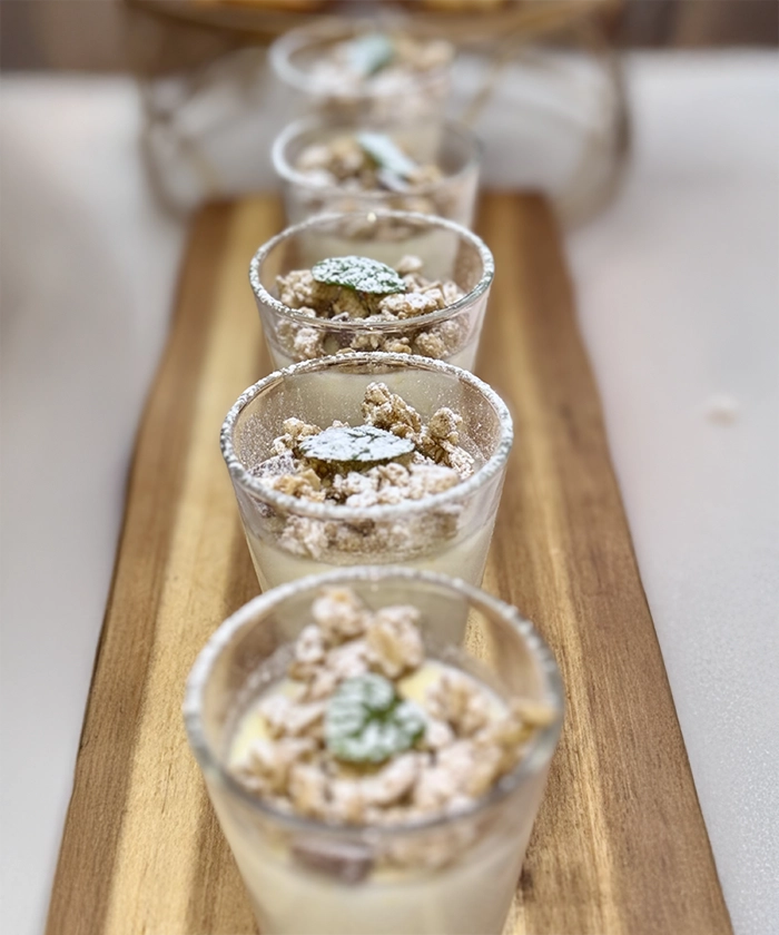 Vassoi catering artigianale pronti, etichette e finiture curate