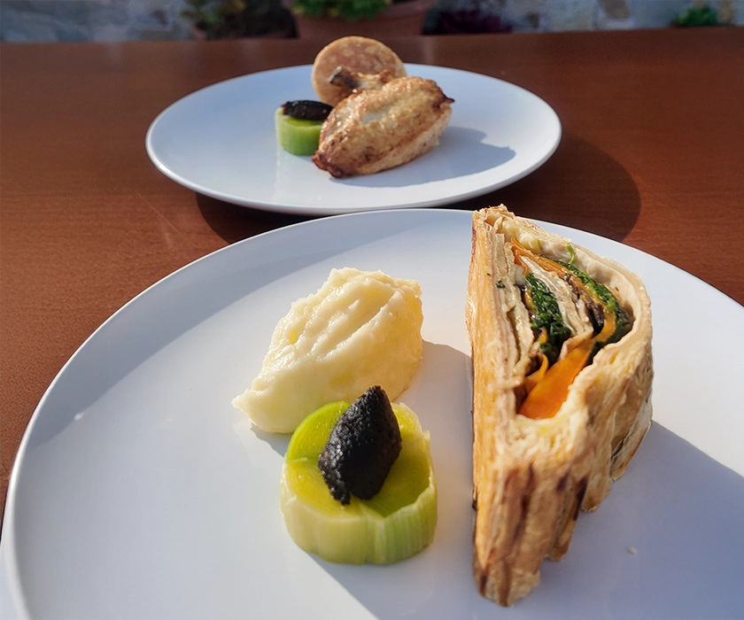 Buffet elegante con finger food, pinze, tovagliato chiaro.