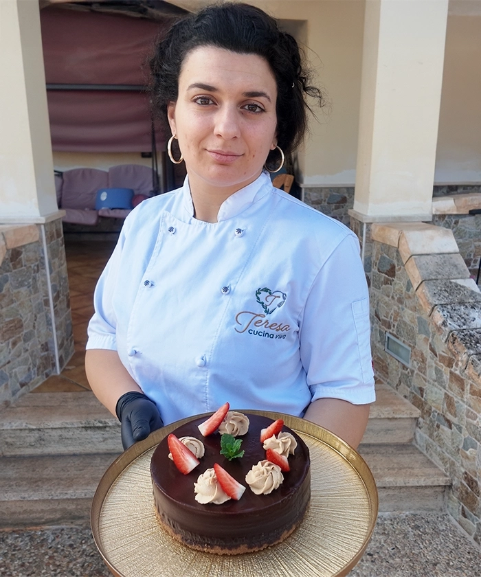 Mani dello chef impiattano, piatto elegante, dettaglio salsa.